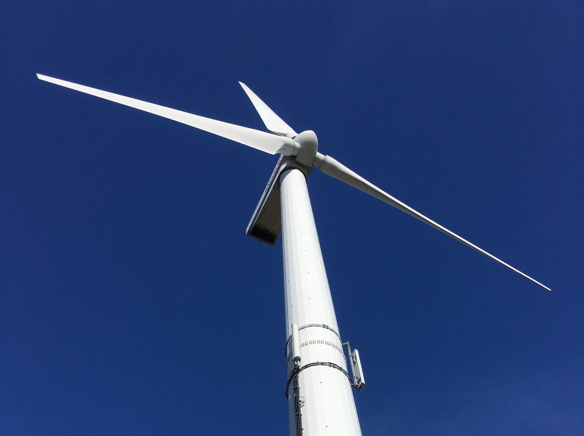 Blick von unten auf Windenergieanlage im Windpark Langeln
