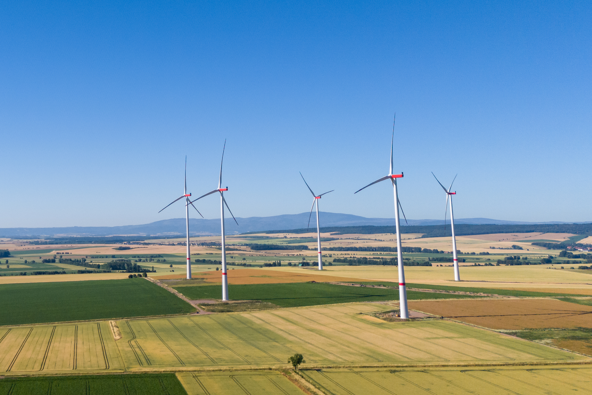 Luftaufnahme des Windparks Gevensleben mit mehreren Windenergieanlagen in der Landschaft