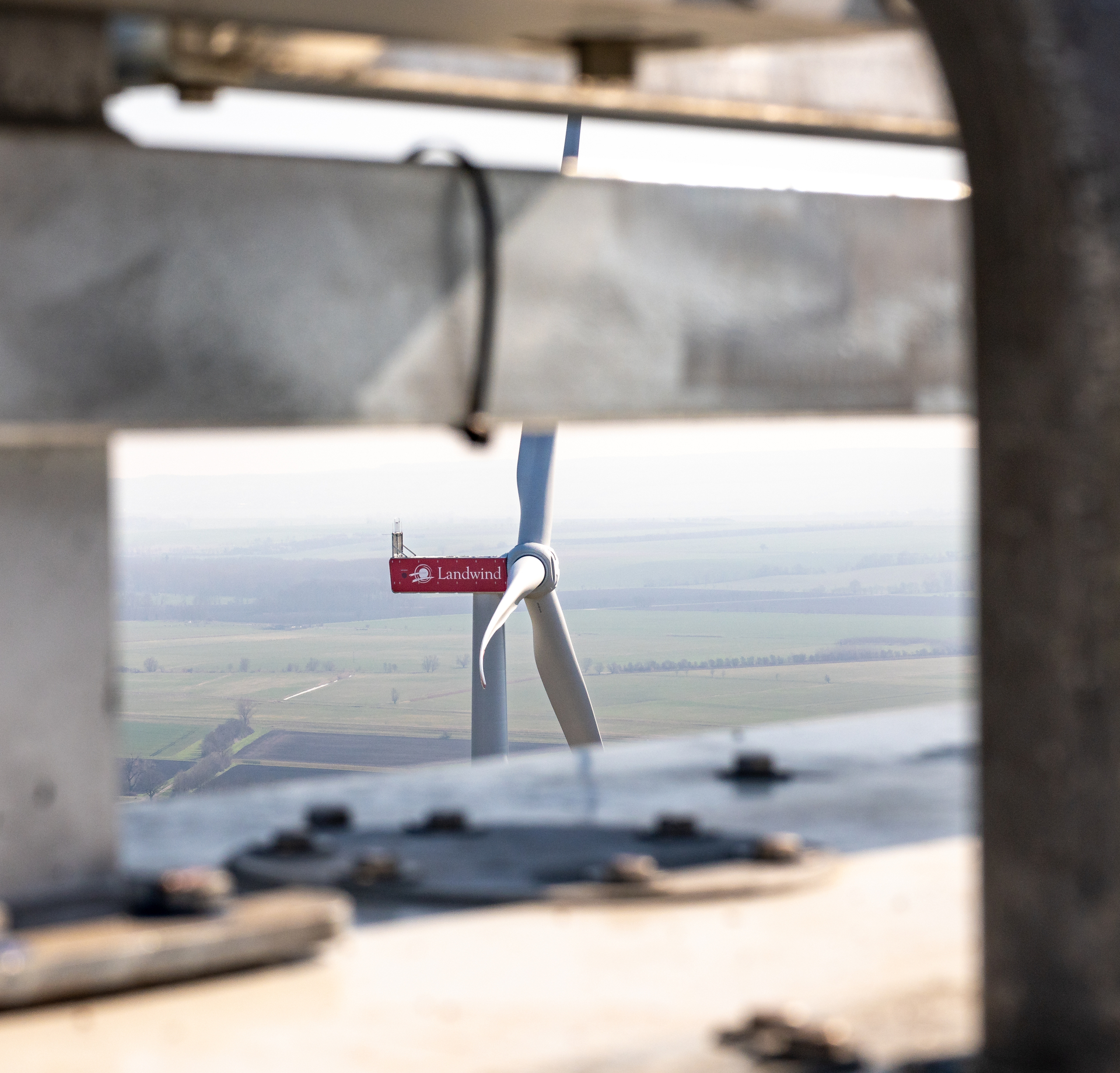 Blick vom Maschinenhaus auf Windenergieanlage in der Landschaft im Windpark Söllingen