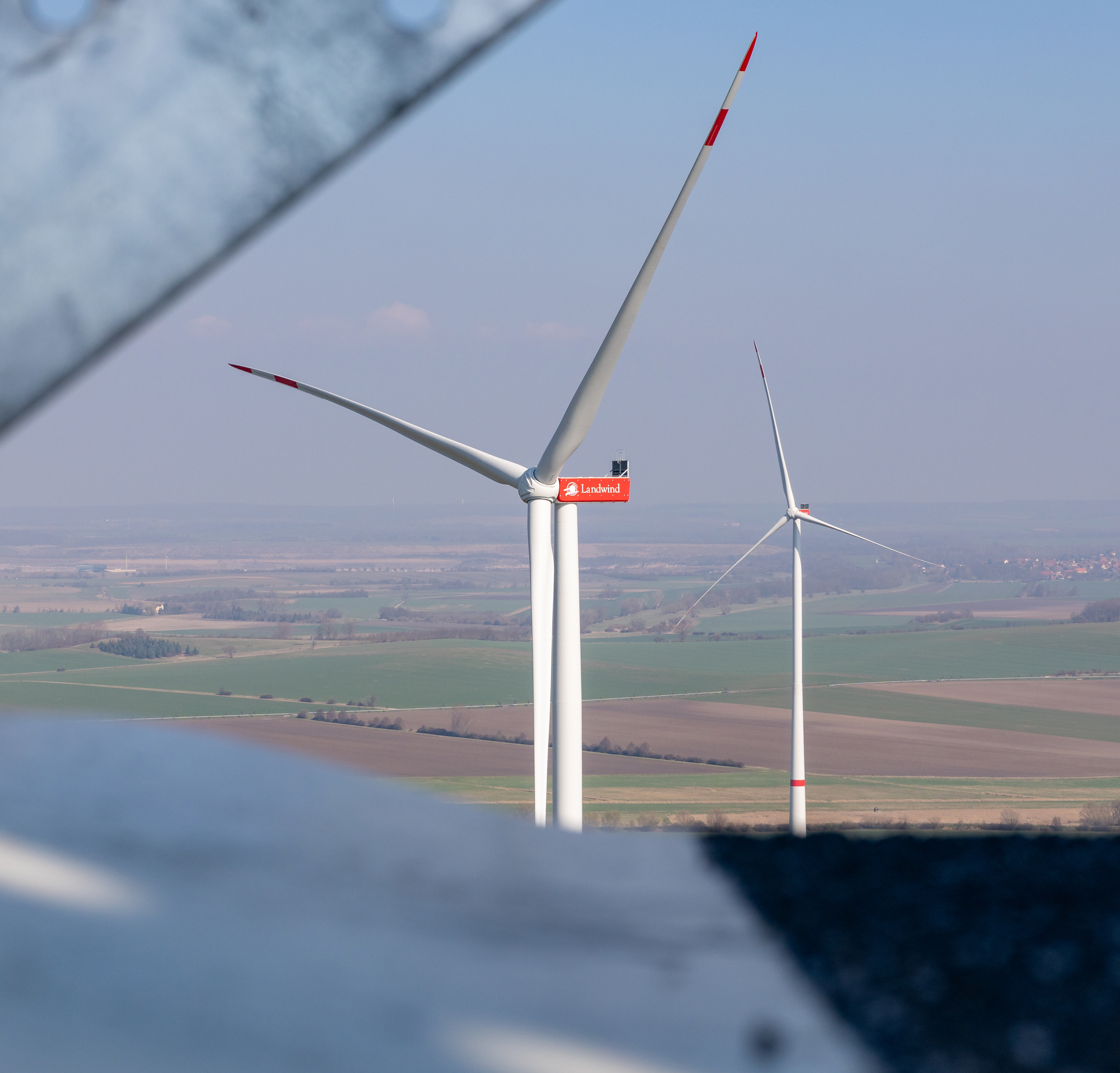 Blick vom Maschinenhaus auf mehrere Windenergieanlagen in der Landschaft im Windpark Söllingen