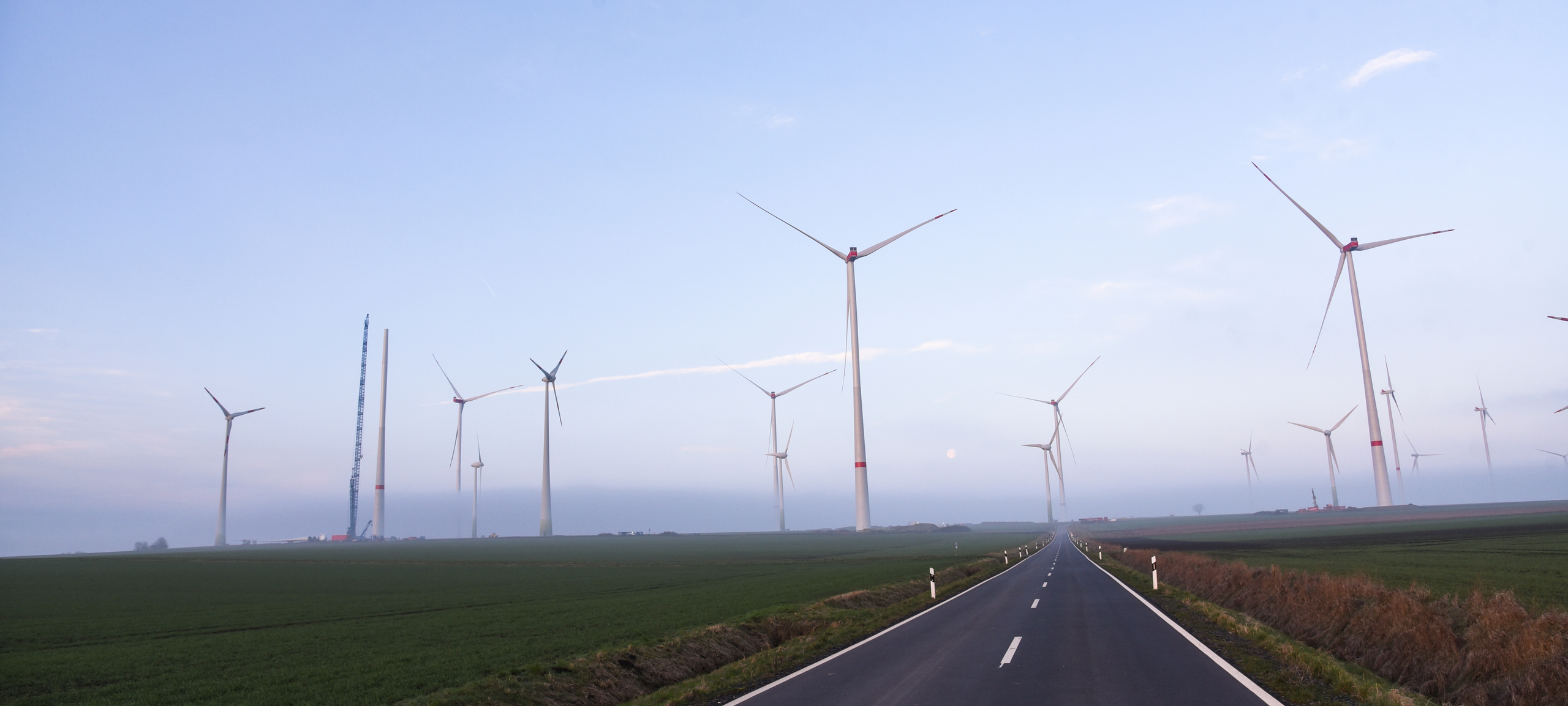 Landstraße neben dem Windpark Gevensleben mit Windenergieanlagen im Hintergrund