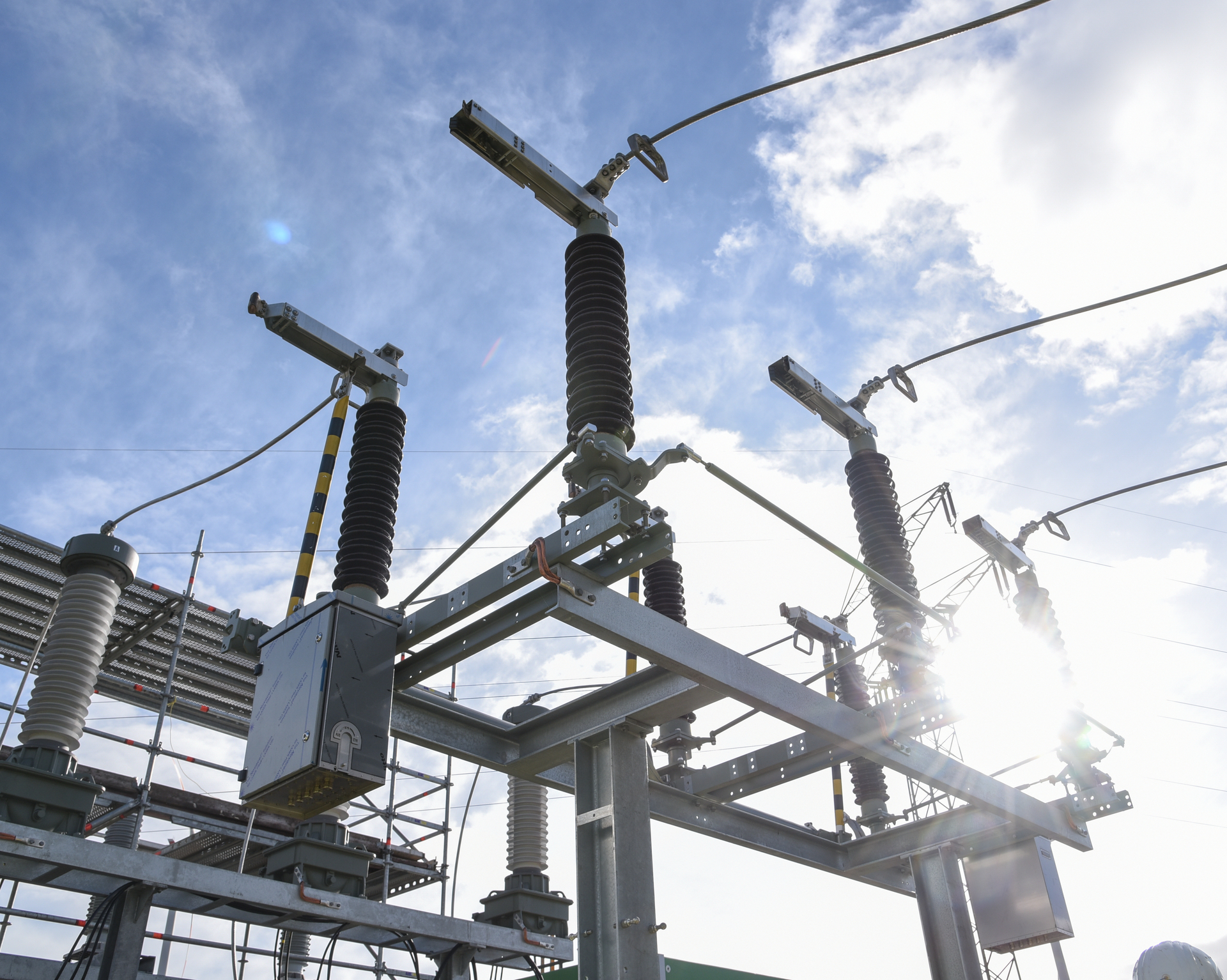 Gegenlichtaufnahme des Umspannwerks Uehrde mit Sonne, Hochspannungstechnik und Leitungen