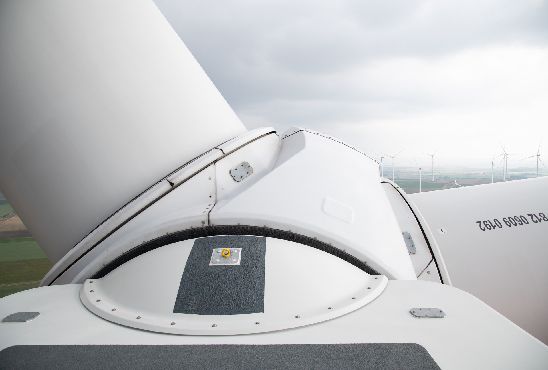 Nabe einer Windenergieanlage mit mehreren Windenergieanlagen im Hintergrund im Windpark Gevensleben